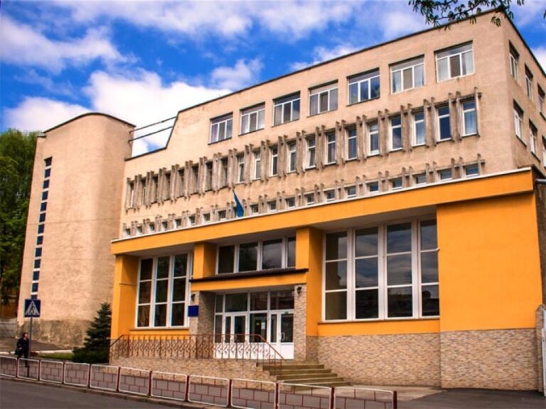 Гуманитарная гимназия № 1 им. Н.И. Пирогова в Виннице