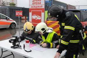 Новини Вінниці / У Вінниці рятувальники відпрацювали навички ліквідації пожежі в будівельному гіпермаркеті