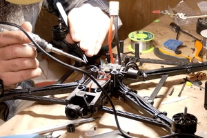 Новини Вінниці / Волонтери виготовляють дрони на замовлення військових