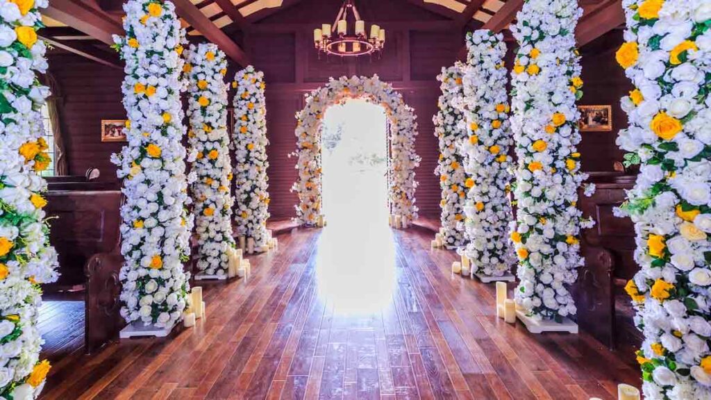 декорація з квітів для весілля
