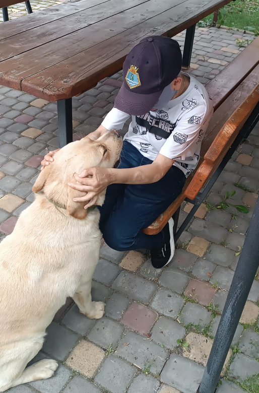 Роман Олексів, який вижив після удару по Вінниці, вперше прийшов на місце загибелі мами (фото)