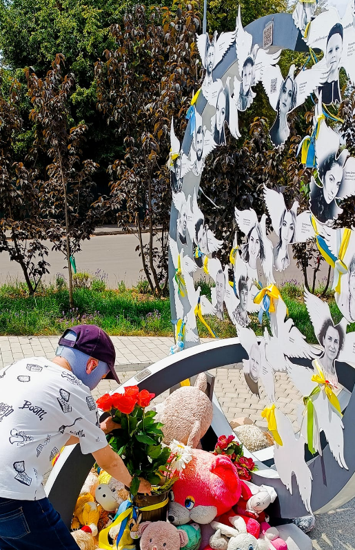 Роман Олексів, який вижив після удару по Вінниці, вперше прийшов на місце загибелі мами (фото)