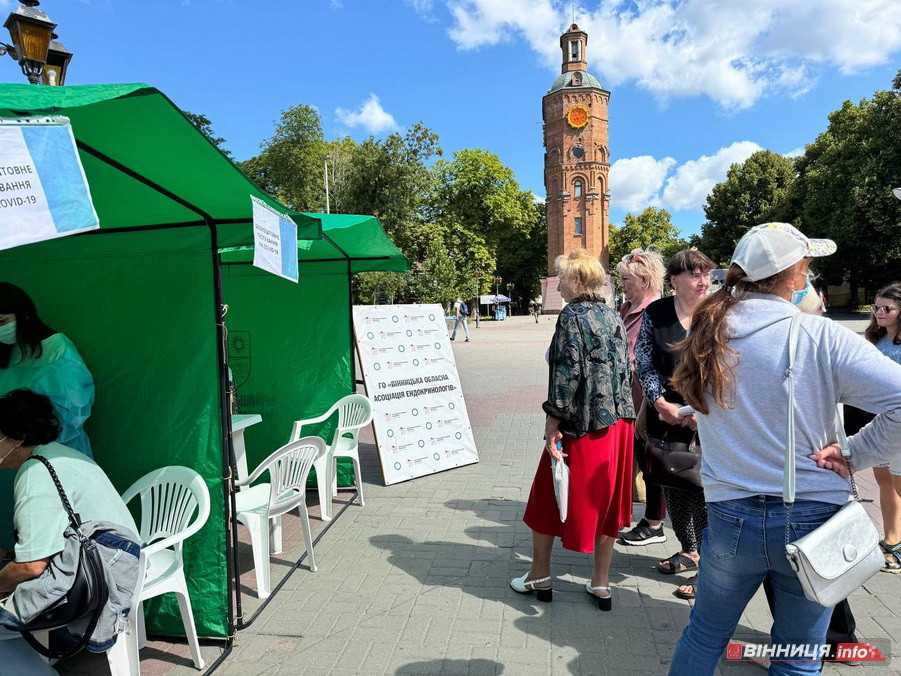 На Європейській площі у Вінниці проводять безкоштовну вакцинацію та лікарські обстеження - фото 8