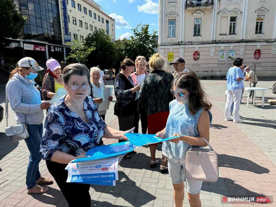 На Європейській площі у Вінниці проводять безкоштовну вакцинацію та лікарські обстеження - фото 15