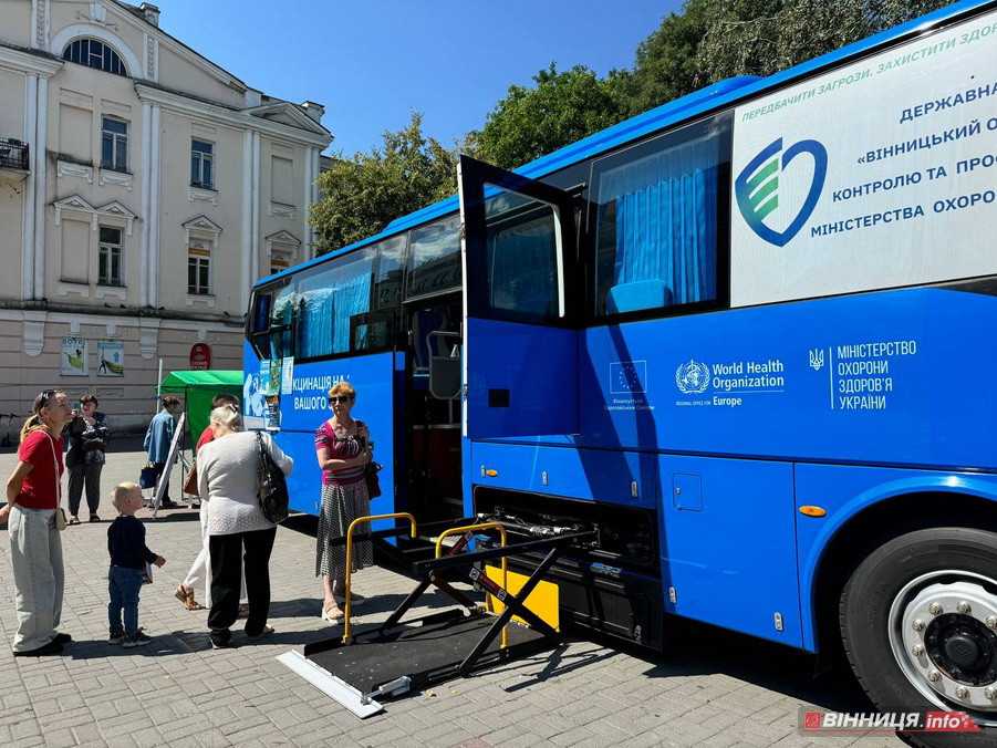 На Європейській площі у Вінниці проводять безкоштовну вакцинацію та лікарські обстеження - фото 5