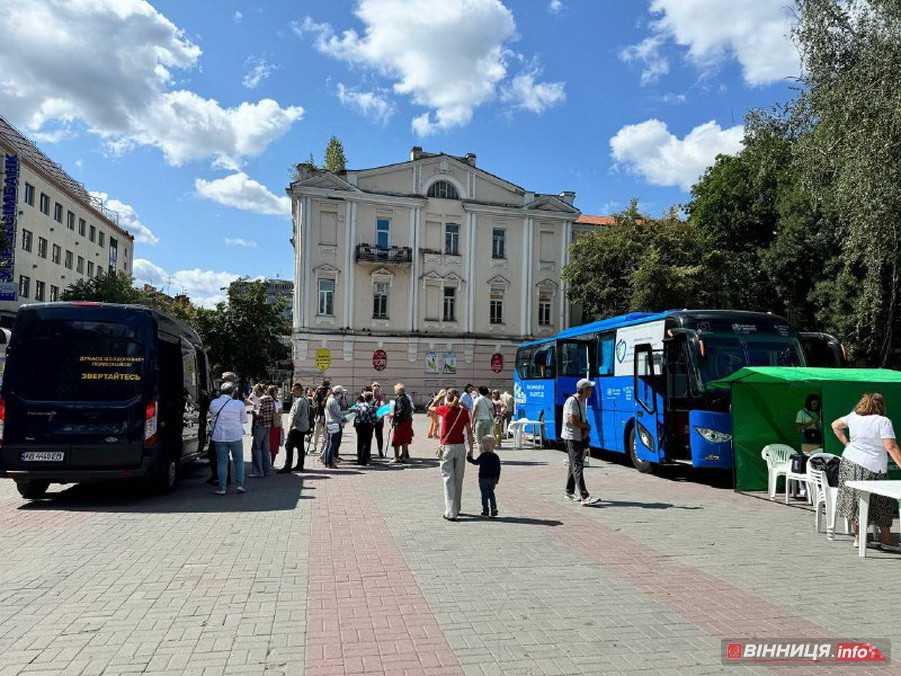 На Європейській площі у Вінниці проводять безкоштовну вакцинацію та лікарські обстеження - фото 16