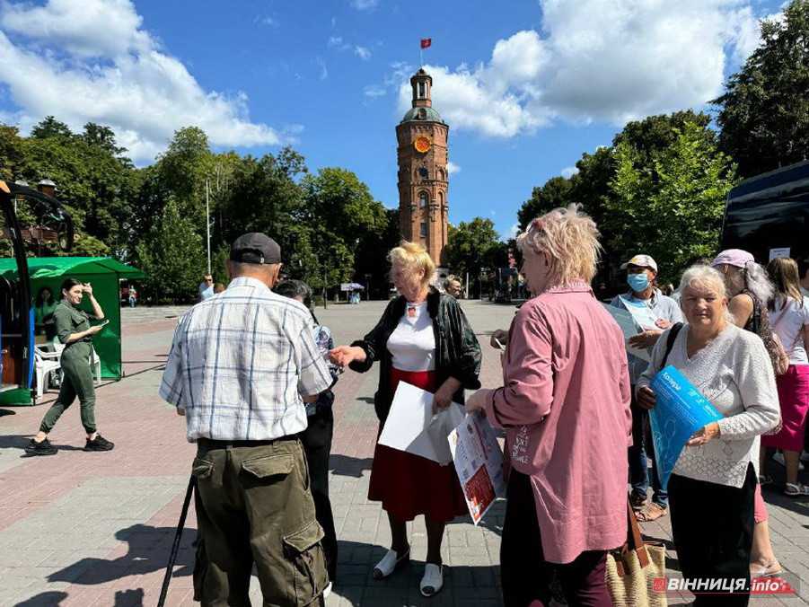 На Європейській площі у Вінниці проводять безкоштовну вакцинацію та лікарські обстеження - фото 13