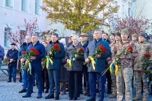 Новини Вінниці / У Вінниці вшанували пам’ять полеглих та поклали квіти до пам’ятного знаку Небесній Сотні і загиблим героям російсько-української війни
