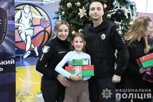 Новини Вінниці / Вінницькі поліцейські привітали діток з Днем Святого Миколая