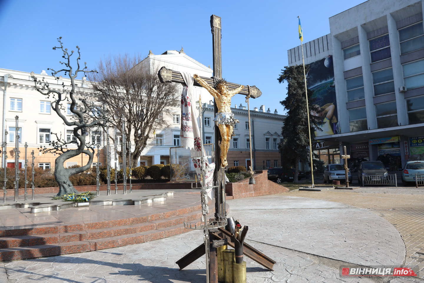 У Вінниці поставили «Хрест Миру» з тисячі уламків снарядів - фото 4