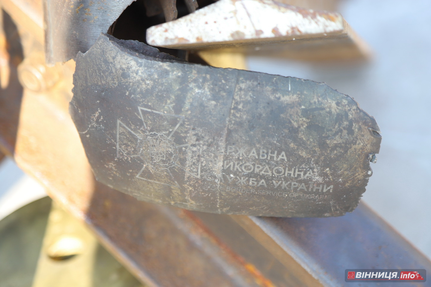 У Вінниці поставили «Хрест Миру» з тисячі уламків снарядів - фото 9