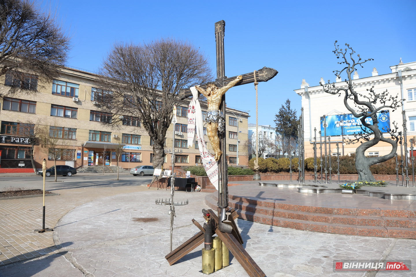 У Вінниці поставили «Хрест Миру» з тисячі уламків снарядів - фото 27