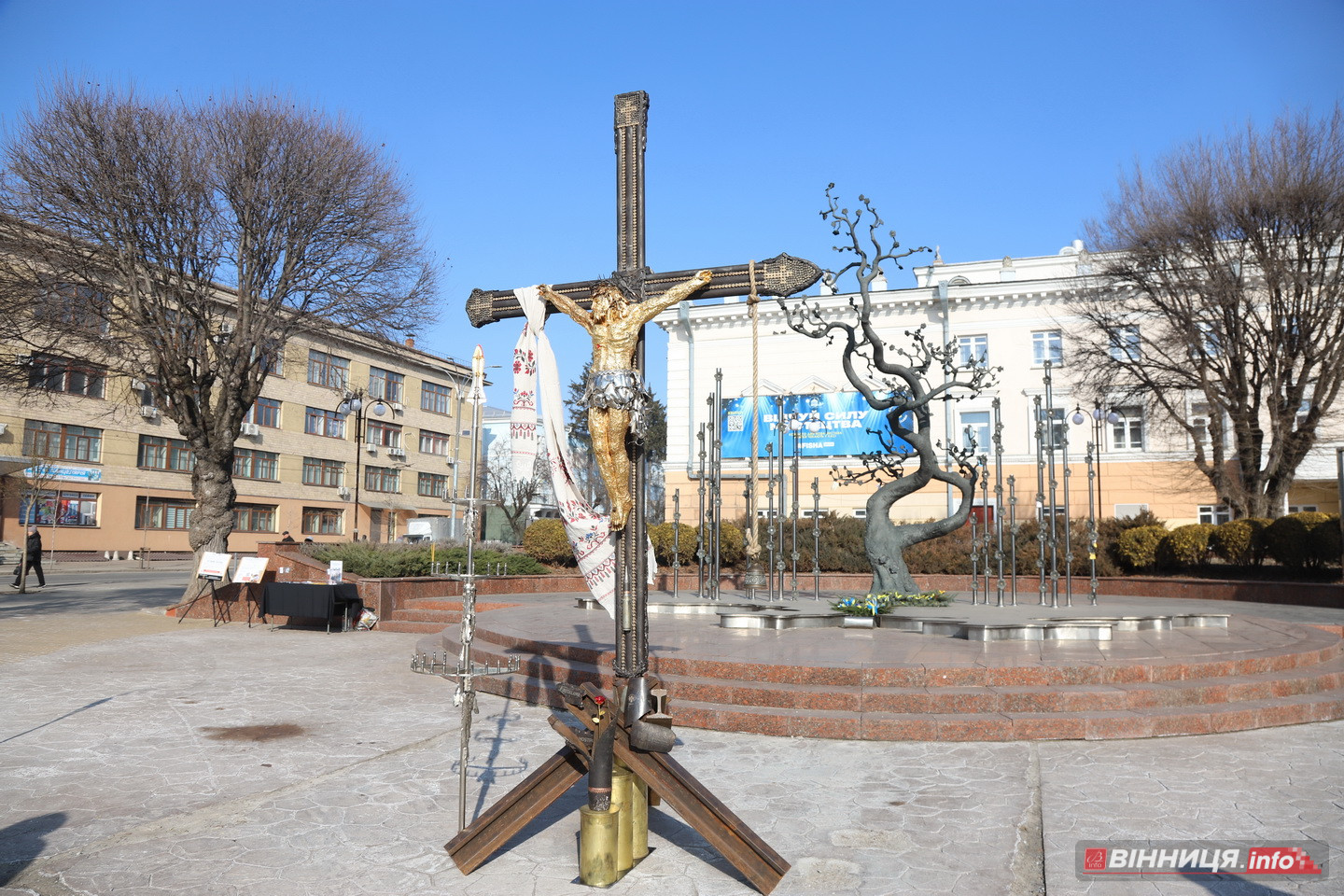 У Вінниці поставили «Хрест Миру» з тисячі уламків снарядів - фото 16