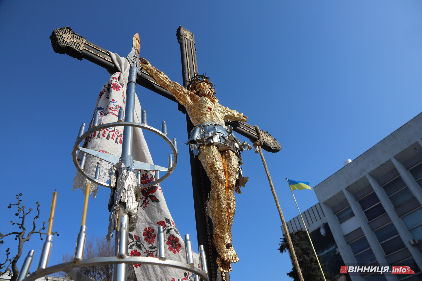 У Вінниці поставили «Хрест Миру» з тисячі уламків снарядів - фото 28