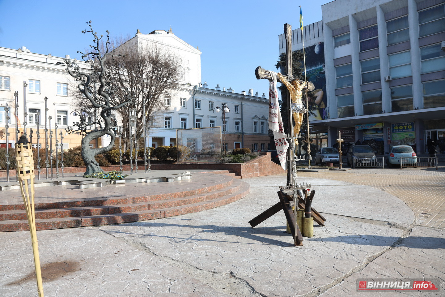 У Вінниці поставили «Хрест Миру» з тисячі уламків снарядів - фото 15