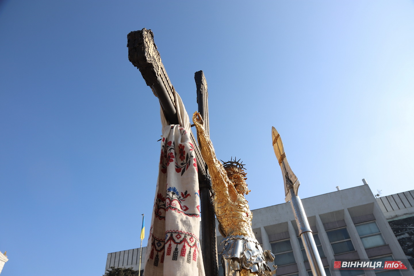 У Вінниці поставили «Хрест Миру» з тисячі уламків снарядів - фото 22