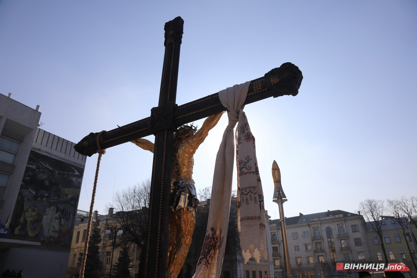 У Вінниці поставили «Хрест Миру» з тисячі уламків снарядів - фото 29