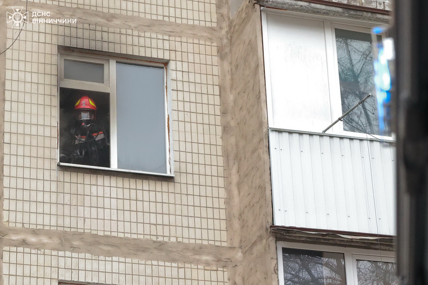 Пожежа у вінницькій багатоповерхівці: жінка вистрибнула у вікно, а чоловік загинув - фото 3