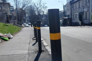 Новини Вінниці / У Вінниці продовжують встановлювати нові та ремонтують існуючі обмежувальні стовпчики