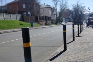 Новини Вінниці / У Вінниці продовжують встановлювати нові та ремонтують існуючі обмежувальні стовпчики