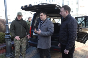 Новини Вінниці / Ще одне авто на фронт: Вінницька громада у взаємодії з ГО «Світла-Україна» підготувала допомогу для 22 ОМБр