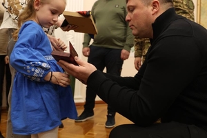 Новини Вінниці / Родинам полеглих захисників з Вінниччини вручили посмертні державні нагороди