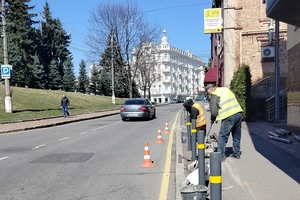 Новини Вінниці / У Вінниці продовжують встановлювати нові та ремонтують існуючі обмежувальні стовпчики