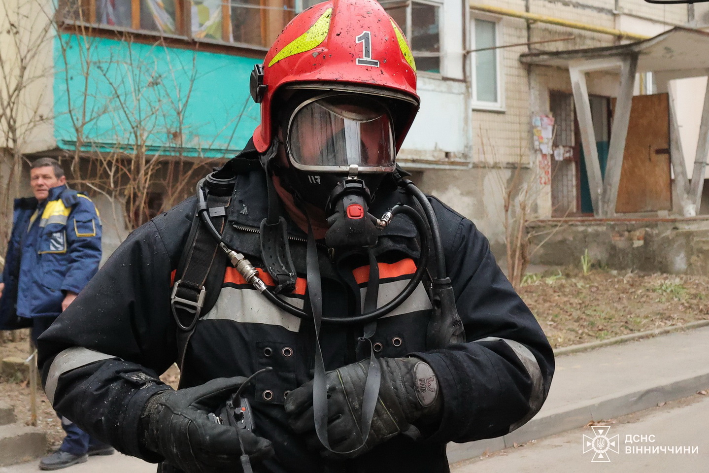 Пожежа у вінницькій багатоповерхівці: жінка вистрибнула у вікно, а чоловік загинув - фото 4
