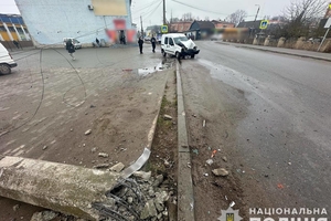 Новини Вінниці / На Вінниччині автівка зіткнулася з бетонною опорою: 30-річний пасажир легковика отримав травми 