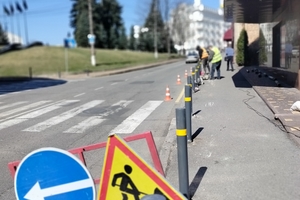 Новини Вінниці / У Вінниці продовжують встановлювати нові та ремонтують існуючі обмежувальні стовпчики