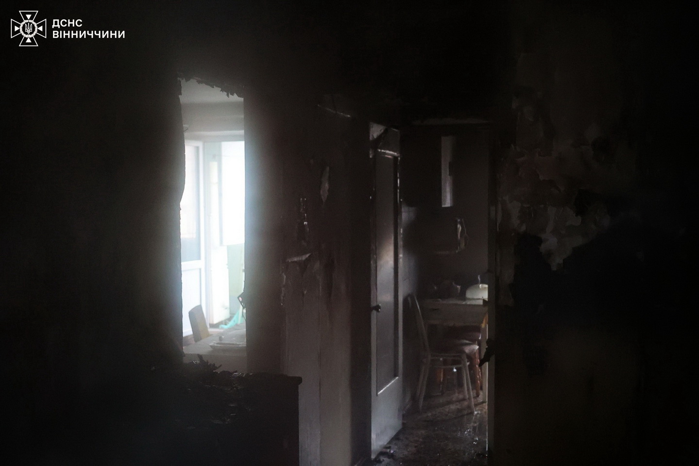 Пожежа у вінницькій багатоповерхівці: жінка вистрибнула у вікно, а чоловік загинув - фото 2