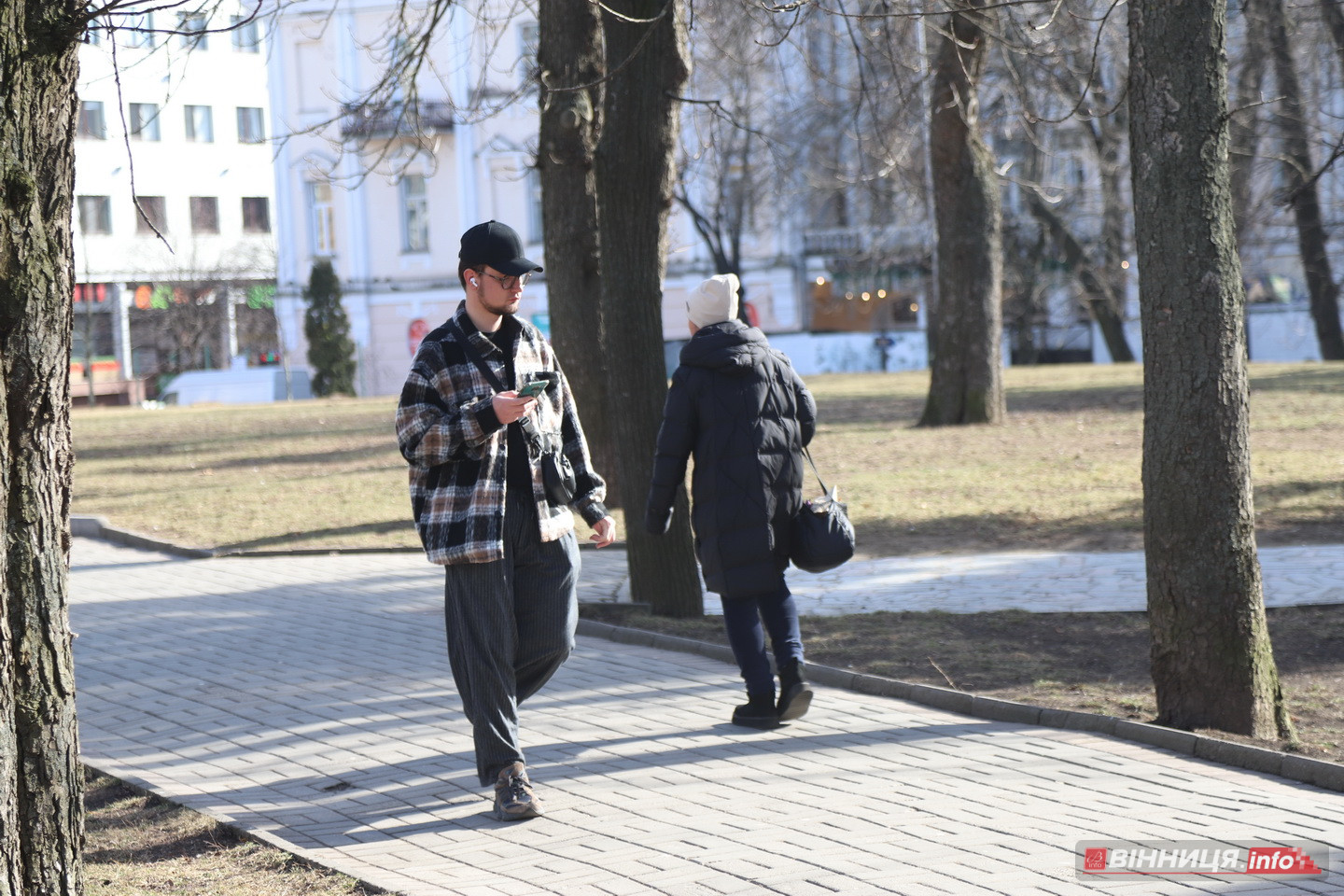 Замість пуховиків – футболки: весняний фоторепортаж з центру Вінниці - фото 17