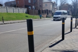 Новини Вінниці / У Вінниці продовжують встановлювати нові та ремонтують існуючі обмежувальні стовпчики