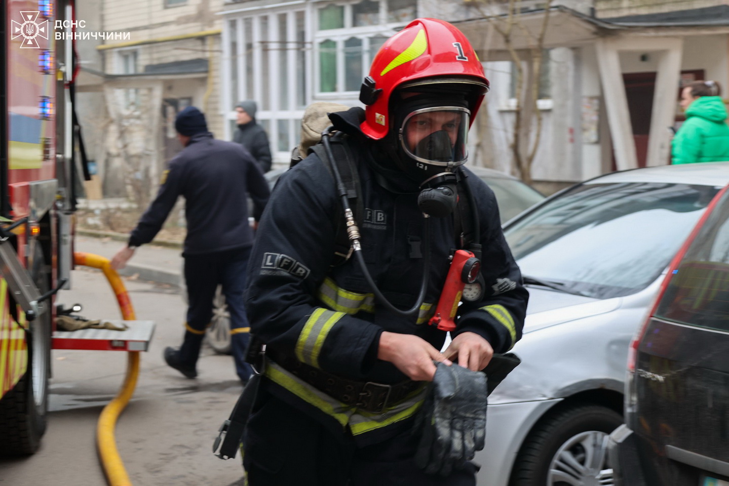 Пожежа у вінницькій багатоповерхівці: жінка вистрибнула у вікно, а чоловік загинув - фото 6