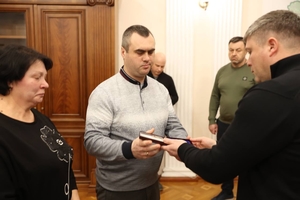 Новини Вінниці / Родинам полеглих захисників з Вінниччини вручили посмертні державні нагороди