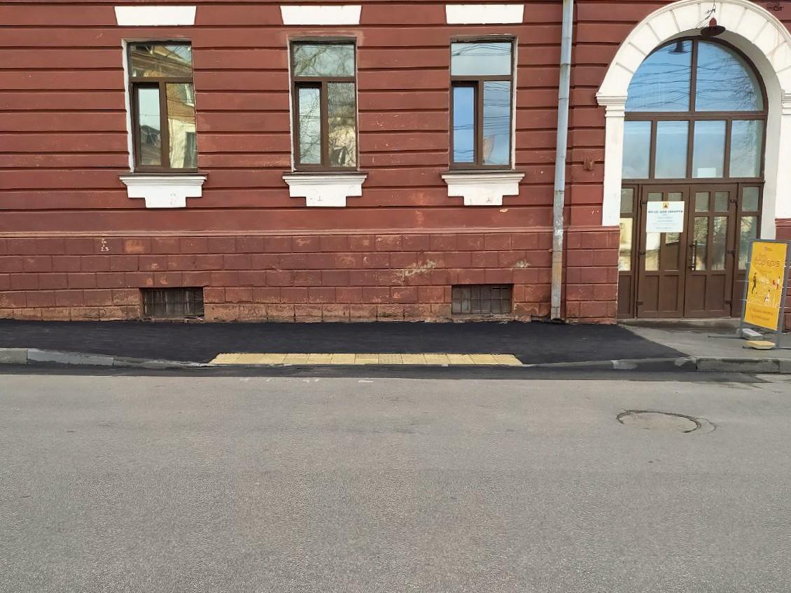 Бордюрні пандуси облаштовують у центрі Вінниці (Фото)