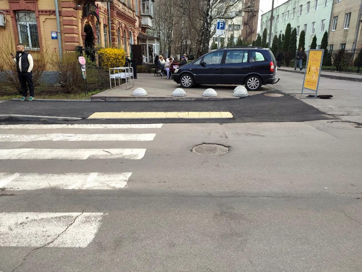 Бордюрні пандуси облаштовують у центрі Вінниці (Фото)