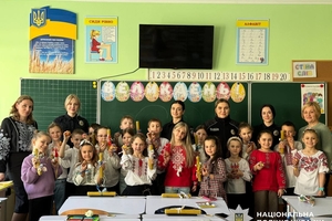 Новини Вінниці / Вінницькі школярі порадували пораненим поліцейським не лише великодні гостинці, а й тепло своїх сердечок 
