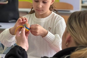 Новини Вінниці / Вінницькі школярі порадували пораненим поліцейським не лише великодні гостинці, а й тепло своїх сердечок 
