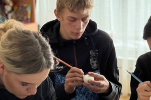 Новини Вінниці / Вінницькі школярі порадували пораненим поліцейським не лише великодні гостинці, а й тепло своїх сердечок 