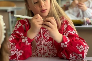Новини Вінниці / Вінницькі школярі порадували пораненим поліцейським не лише великодні гостинці, а й тепло своїх сердечок 