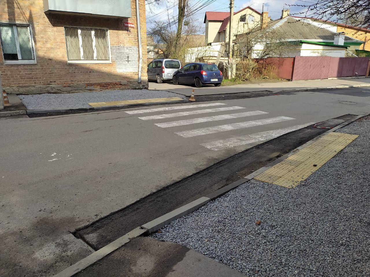 Бордюрні пандуси облаштовують у центрі Вінниці (Фото)