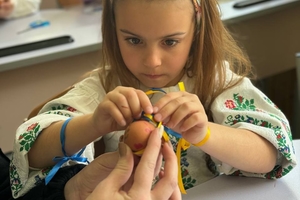Новини Вінниці / Вінницькі школярі порадували пораненим поліцейським не лише великодні гостинці, а й тепло своїх сердечок 
