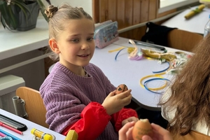 Новини Вінниці / Вінницькі школярі порадували пораненим поліцейським не лише великодні гостинці, а й тепло своїх сердечок 