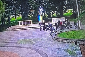 Новини Вінниці / На Вінниччині молодь на мотоциклах каталася на території Меморіалу пам’яті