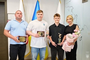 Новости Винницы и области / НОК України нагородив 16-річного важкоатлета Володимира Чмиха: вінничанина визнано найкращим спортсменом місяця / Інформаційний портал На Париже Новини Вінниці / НОК України нагородив 16-річного важкоатлета Володимира Чмиха: вінничанина визнано найкращим спортсменом місяця