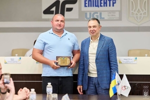 Новости Винницы и области / НОК України нагородив 16-річного важкоатлета Володимира Чмиха: вінничанина визнано найкращим спортсменом місяця / Інформаційний портал На Париже Новини Вінниці / НОК України нагородив 16-річного важкоатлета Володимира Чмиха: вінничанина визнано найкращим спортсменом місяця