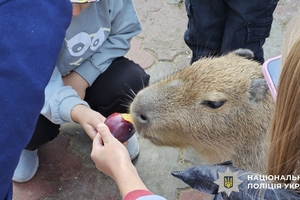 Новини Вінниці / Діти полеглих на війні поліцейських побували на екскурсії у Вінницькому контактному зоопарку ї