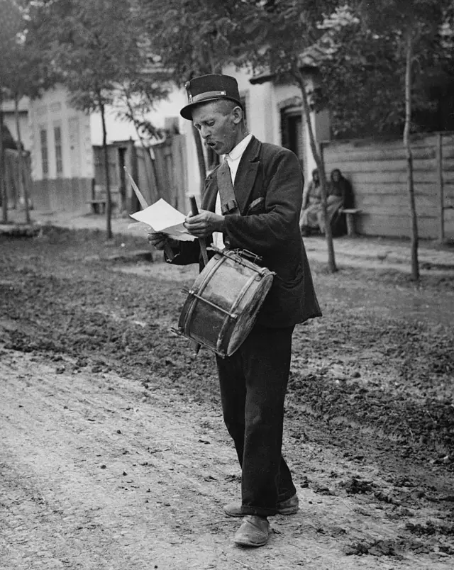 Міський глашатай оголошує заборону на вхід на цвинтар у Надьреві у 1929 році