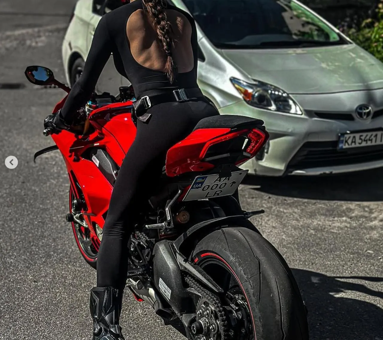 Підозрілий магазин, Mercedes і колекція годинників: що відомо про дівчину, яка отримала квіти за 536 000 грн, і чому її бізнес викликає питання